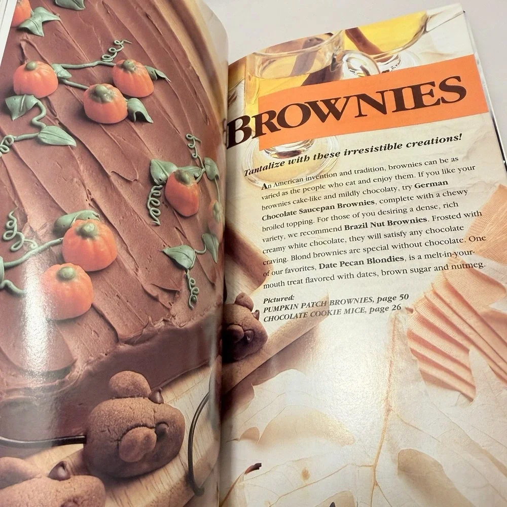 Cookbook Cookies Pillsbury Brownies Choc Chip Baking Bake Book VTG Retro Decor